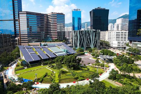 Panneaux solaires et espaces verts au sein d'une architecture urbaine. © Pxfuel