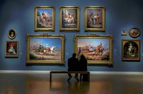 Couple sur un banc dans un musée. © Photo Robert Couse-Baker