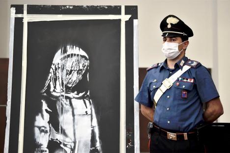 L'œuvre de Banksy en hommage aux victimes du Bataclan retrouvée par la police italienne © Photo Filippo Monteforte/AFP
