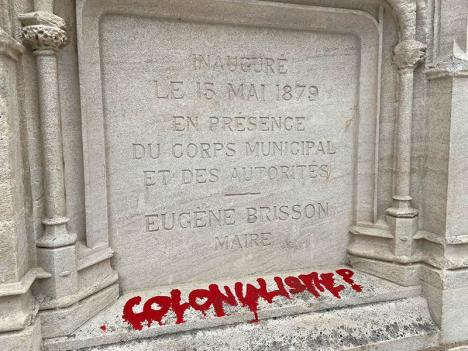 Inscription « Colonialisme ? » au pied de la statue de Jacques Coeur à Bourges. © Photo Pascal Blanc