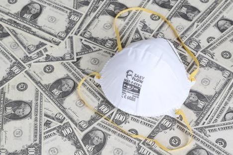 Masque de protection sur un tapis de billets de 100 dollars. © Photo Jernej Furman, 2020