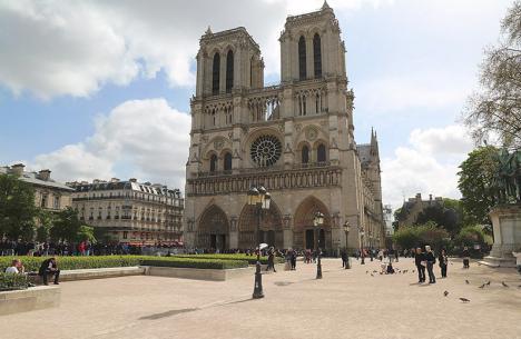 Le parvis de la cathédrale Notre-Dame de Paris © Photo Kabusa16, 2018, CC BY-SA 4.0