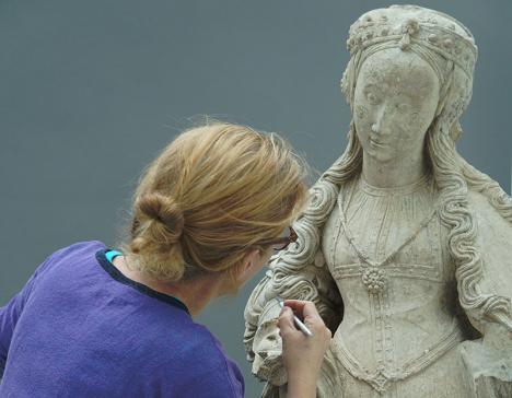 Restauration de la statue de Sainte-Agnès par Sabine Kessler au Palais des beaux-arts de Lille. © Photo Vcby, 2016
