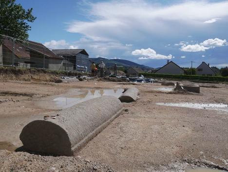 Vue générale du chantier de fouilles à Autun. Au premier plan, des sarcophages. © Inrap