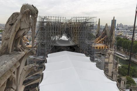 La toiture bâchée de la cathédrale Notre-Dame de Paris © Alexis Komenda / C2RMF / Ministère de la culture