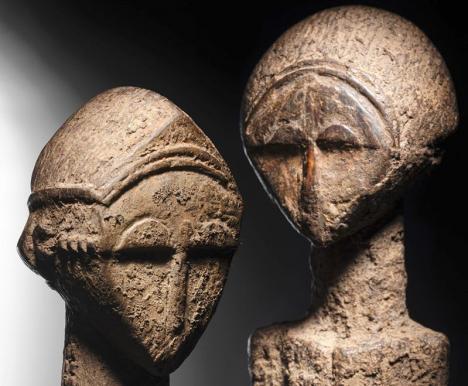 Sculptures Baoulé, matières sacrificielles formant une gangue rituelle sur le devant des figures. Hauteur : Femme 32,5 cm / Homme 33 cm, collection coloniale avant 1960. © Photo Vincent Girier-Dufournier