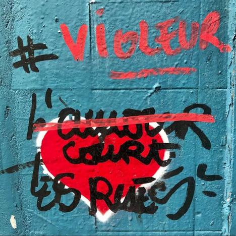 Tag de Wilfried A., « L'Amour court les rues », modifié par le street artiste S.P.A.R.K. pour faire apparaître le mot « violeur ». © S.P.A.R.K.