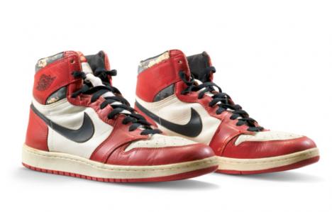 La paire de Air Jordan 1 Chicago vendue 615 000 dollars. Courtesy Christie's