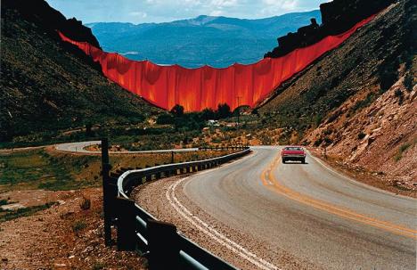 Christo et Jeanne-Claude, Valley Curtain, Rifle, Colorado 1970-72, 1972, photographie, 70 x 100 cm, Collection Würth. © Photo Wolfgang Volz