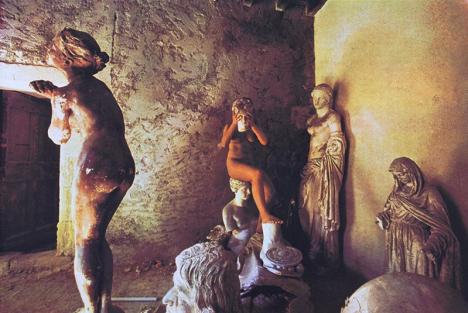 Lucien Clergue, Le cabinet aux statues I, 1987, collection Musée Réattu. © Lucien Clergue, SAIF, 2020