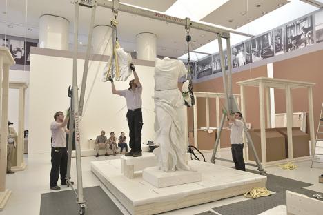 Mise en place d’un moulage en plâtre de la Victoire de Samothrace pour l’exposition « Laboratoire d’Europe Strasbourg », en 2017. © Musées de la ville de Strasbourg