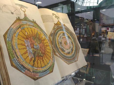 Petrus Apianus (1495-1552), Astronomicum Caesareum, 1540, librairie Daniel Crouch / Rare Books (Londres), stand A2-B1, Salon International du Livre Rare, Grand Palais © Photo LudoSane pour Le Journal des Arts, le 17 septembre 2020