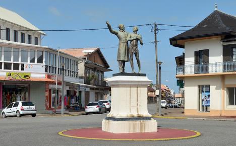 La statue de l'abolitionniste Victor Schoelcher et d'un esclave, installée à Cayenne en Guyanne, a été renversée de son socle en juillet 2020 - Photo Cayambe - 2013 - CC BY-SA 3.0