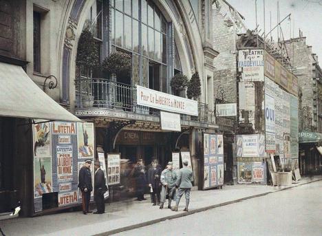 Auguste Léon, Paris 17e, cinéma Lutetia-Wagram 3 mai 1918, autochrome, 9 x 12 cm. © Département des Hauts-de-Seine/Musée départemental Albert-Kahn/Collection des Archives de la Planète