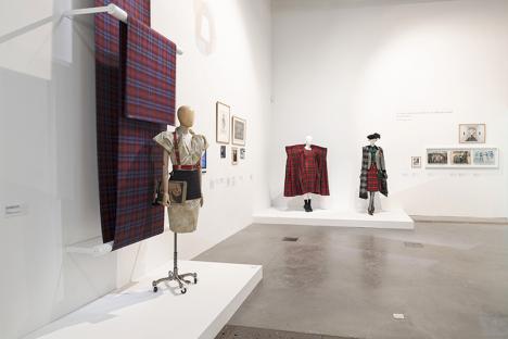 Vue de l'exposition Vêtements modèles au Mucem, scénographie R. Perrin, G. Fohr. © Photo Aldo Paredes / Mucem, juin 2020