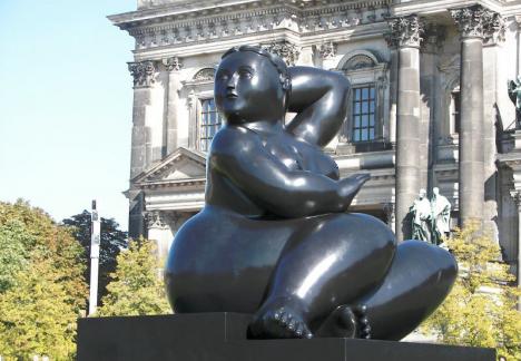 Fernando Botero, Seated Woman (2002), bronze, 212 x 197 x 192 cm, exposition « Botero in Berlin » en 2007 dans le parc du Lustgarten. Photo Alexander Hüsing, CC BY 2.0