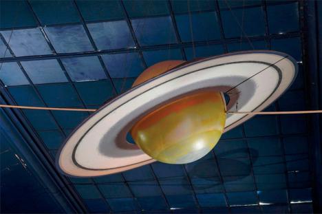Maquette de la planète Saturne, années 80, polystyrène polychrome, diam. 160 cm. © Ader
