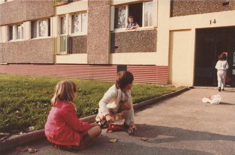 Scène de la vie quotidienne dans la cité des 800, vers 1975-1980. © Archives de la ville d'Aubervilliers