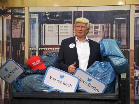 Donald Trump dans une poubelle au musée Madame Tussauds de Berlin. © MTB