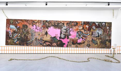 Hélène Delprat, La guerre élégante, 2020, pigment, paillettes et liant acrylique sur toile 245 x 970 x 5 cm. © Rebecca Fanuele
