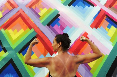 Maya Hayuk lors de la réalisation d'une fresque à Miami en 2013, dans le cadre du festival « Woman on walls ». © Martha Cooper
