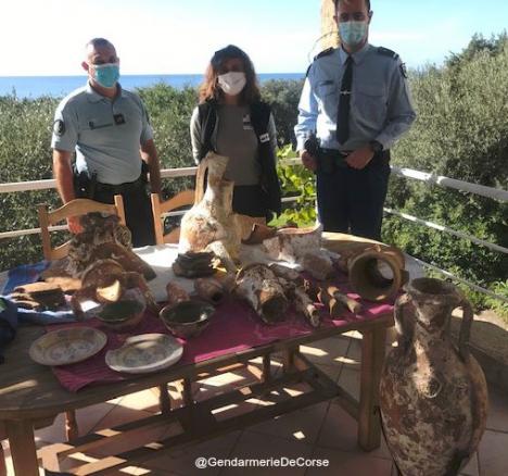Objets archéologiques issus d'une épave provençale saisis par les gendarmes de Petreto-Bicchisano. © Gendarmerie de Corse