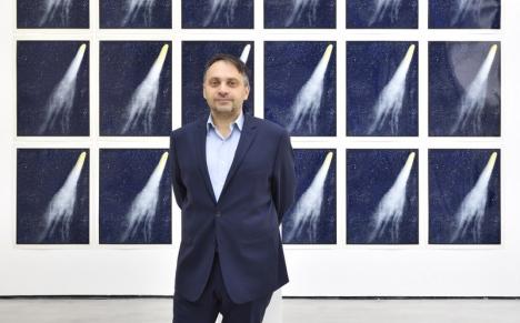 Christophe Gaillard devant une installation de sérigraphies de Daniel Pommeureulle, Comète, 1974. © Rebecca Fanuele