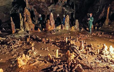 Structure aménagée par l’homme, il y a 176 500 ans, au fond de la grotte de Bruniquel, à partir de 400 stalagmites brisées et rangées. © Luc-HenriFage / SSAC