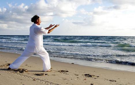 Tai-chi face à la mer. © Antonika