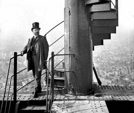 Gustave Eiffel en haut de l'escalier de la Tour Eiffel © Artcurial / Neurdein / Roger-Viollet