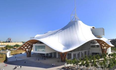 Centre Pompidou-Metz, 2010. © Shigeru Ban Architects Europe et Jean de Gastines Architectes, avec Philip Gumuchdjian pour la conception du projet lauréat du concours / Metz Métropole / Centre Pompidou-Metz / Photo Philippe Gisselbrecht