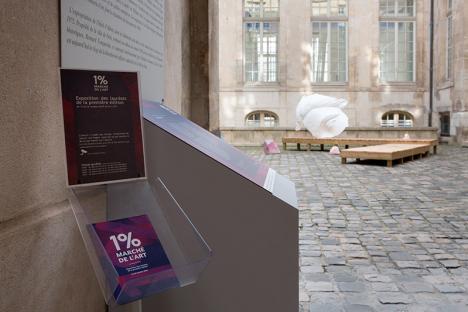 Entrée de l'exposition des lauréats de la première édition des 1% marché de l'art du Crédit municipal de Paris, avec une sculpture de Julien Discrit. © Joséphine Brueder