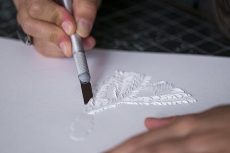 Anne-Charlotte Saliba, lauréate 2020 du prix Jeune Création Métiers d'Art des Ateliers d'Art de France, au travail dans son atelier. © Alex Gallosi.