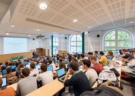 Etudiants en amphithéâtre. © M. Argyroglo, 2018, CC BY-SA 4.0