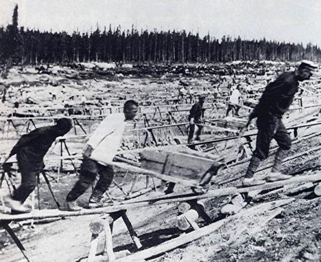 Prisonniers de goulag travaillant sur le chantier du canal de la mer Blanche, en 1932. © DR
