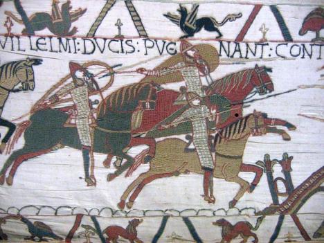 Tapisserie de Bayeux (XIe s.) , scène 18–19 : « Ici les chevaliers du duc Guillaume combattent... ». © Tatoute, CC BY-SA 3.0