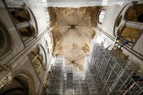 Avril 2021 : La pose des échafaudages intérieurs, débutée en octobre 2020, se poursuit dans la nef de Notre-Dame. © David Bordes / Etablissement public chargé de la conservation et de la restauration de la cathédrale Notre-Dame de Paris 