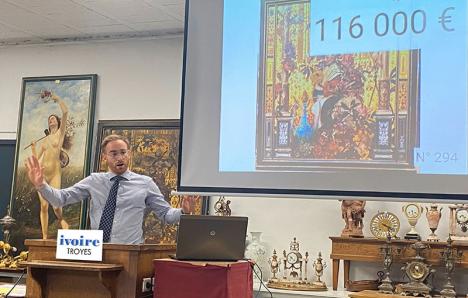 Le commissaire-priseur Léonard Pomez d’Ivoire Troyes lors d’une vente aux enchères le 5 février 2021. © Ivoire Groupe