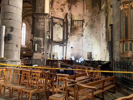 L'intérieur de la collégiale Saint-Nicolas d'Avesnes-sur-Helpe après l'incendie. © Ministère de l'Intérieur