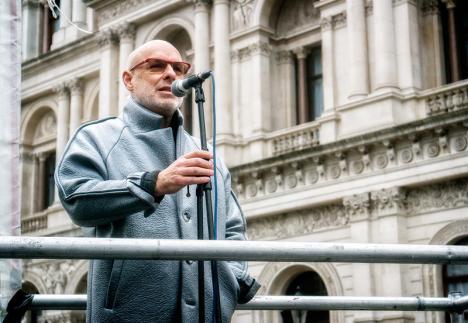 Discours du musicien Brian Eno lors de la manifestation « Stop the War » à Whitehall à Londres, en novembre 2015.