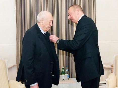 Ilham Aliyev, président de la république d'Azerbaïdjan, décore l'artiste Tahir Salahov. © Presidential Press and Information Office, 2018, CC BY 4.0