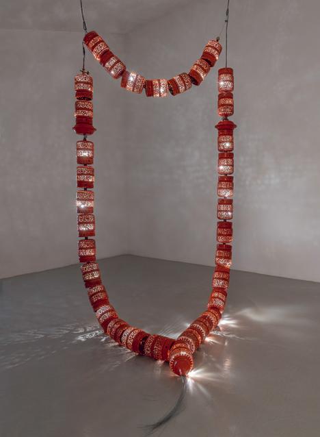 Moataz Nasr (Egypte), Petro Beads, 2019, 34 conteneurs à gaz en métal réutilisés, 320 x140 x 76 environ. Courtesy Galerie Continua.