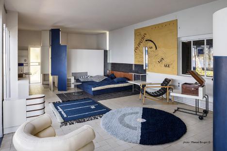 La pièce principale avec le mobilier conçu par Eileen Gray pour la villa E-1027. © Manuel Bougot 2021