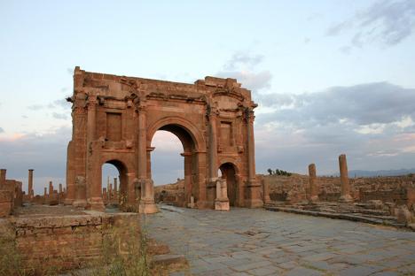 Arc de triomphe de Trajan et le Decumanus maximus datant du IIe siècle à Timgad en Algérie © Younes Rezkallah