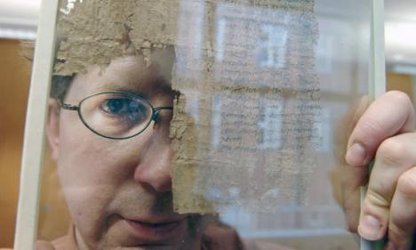 Dirk Obbnik travaillant sur un papyrus à l'institut Sackler. © Geraint Lewis
