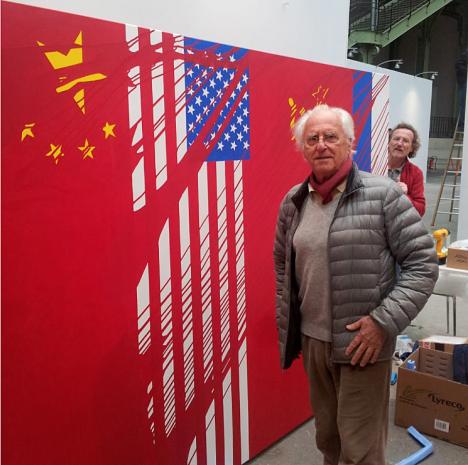 Gérard Fromanger devant son œuvre à Art Paris en 2014. Courtesy Caroline Smulders et galerie Jeanne Bucher Jaeger