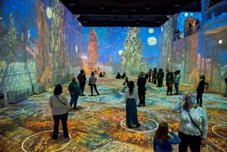 Vue de l'exposition « Immersive Van Gogh » par Lighthouse, ici la version de Chicago. © Michael Brosilow, 2021