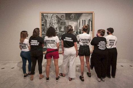 Maria Llopis et ses élèves lors de leur action au musée Picasso de Barcelone. 
