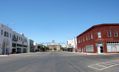 La ville de Marfa au Texas, le siège de l'agence Judd Architecture est le bâtiment en brique rouge situé sur la droite. © Matthew Rutledge, CC BY 2.0
