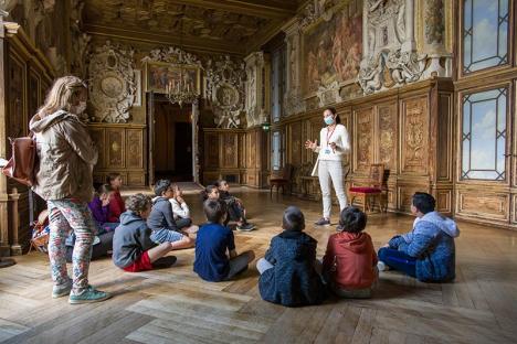 Groupe d'élèves assistant à une visite guidée dans la galerie François Ier au château de Fontainebleau en juin 2020. © Serge Reby